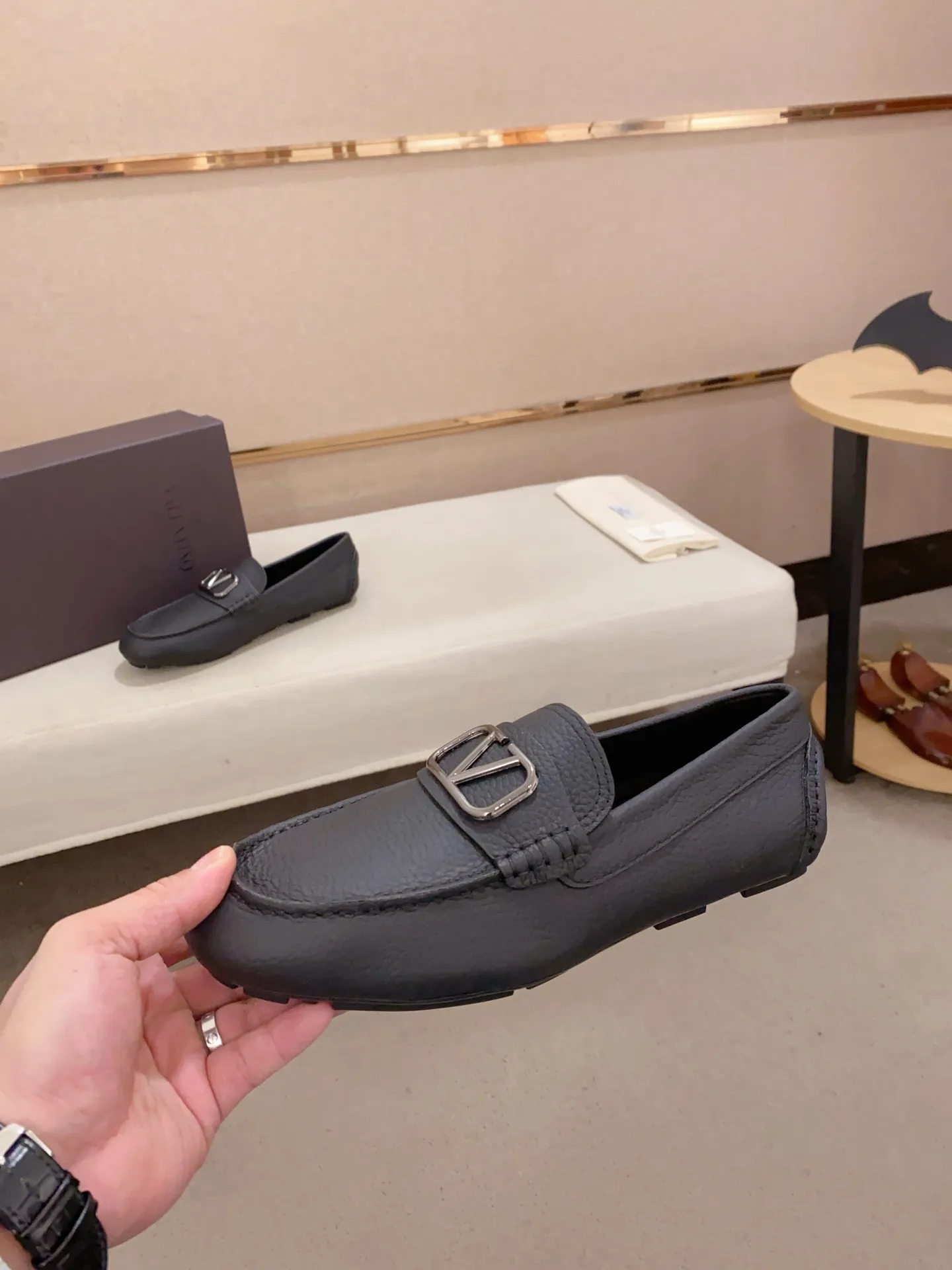 Men's shoes💰: 680💰VALENTINO, made of imported cowhide with imported water-dyed cowhide lining, iconic hardware and iconic wear-resistant outsole. 38-44. 45 VALENTINO packaging can be customized to enjoy the brand’s iconic product packaging